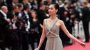 Kiko Mizuhara berjalan di karpet merah menghadiri pemutaran film "Yomeddine" selama Festival Film Cannes ke-71 di Prancis (9/5). Kiko diduga kuat merupakan mantan kekasih G-Dragon. (AFP Photo/Alberto Pizzoli)