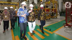 Presiden Direktur Elsewedy Electric Indonesia (EEI) Hani Gamal (kiri) berbincang dengan Chairman IsDB Group H.E. DR. Muhammad Al Jasser, President Representative IsDB Regional Hub Indonesia Salah Jelassi disela-sela kunjungan ke pabrik EEI di Cileungsi, Bogor (26/3/2022). (Liputan6.com/HO/EEI)