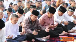 Citizen6, Jakarta: Panglima TNI Laksamana TNI Agus Suhartono beserta pejabat TNI lainnya dan masyarakat sekitar Mabes TNI melaksanaan Salat Idul Fitri 1433 H, di Lapangan GOR A. Yani Mabes TNI, Cilangkap Jakarta, Minggu (19/8).(Pengirim: Badarudin Bakri).