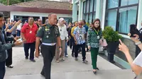 Tim Hotman Paris 911 mendampingi keluarga 3 anggota polisi yang tewas ditembak oleh oknum prajurit TNI aktif ke Denpom Lampung. Foto : (Liputan6.com/Ardi).