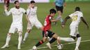 Pemain Real Mallorca, Takefusa Kubo, berusaha melewati pemain Real Madrid pada laga La Liga di Stadion Alfredo Di Stefano, Kamis (25/6/2020). Real Madrid menang 2-0 atas Real Mallorca. (AP/Bernat Armangue)