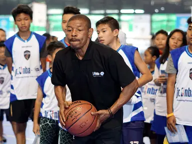 Mantan pemain NBA, Muggsy Bogues membawa bola pada acara Regional Selection Camp Jr. NBA Indonesia 2018 di Cilandak Sport Center, Jakarta. Pemain terpendek ini melatih anak-anak bermain bola basket. (Liputan6.com/Fery Pradolo)