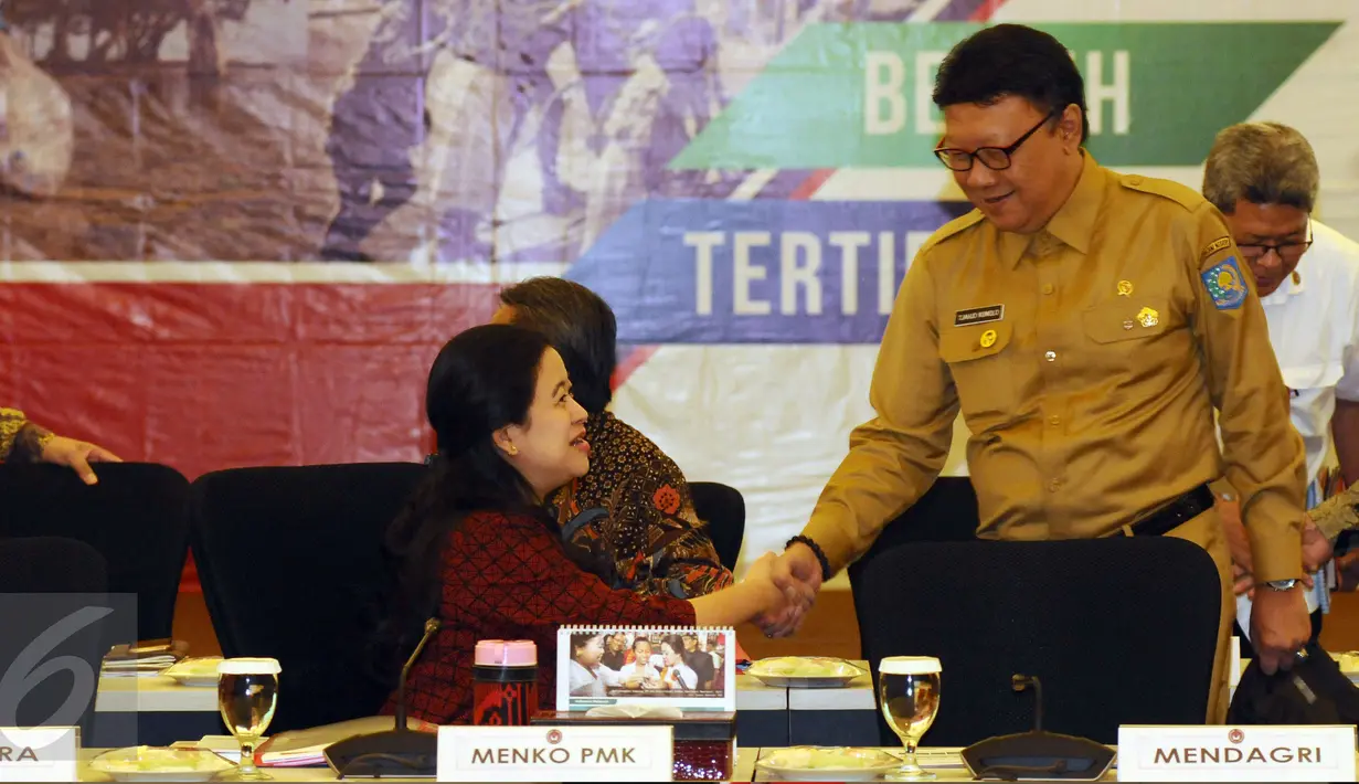Menko PMK, Puan Maharani (kiri) bersalaman dengan Mendagri Tjahjo Kumolo jelang rakor tingkat menteri di Jakarta, Senin (20/2). Rapat membahas persiapan pelaksanaan Asian Games 2018 di Jakarta dan Palembang. (Liputan6.com/Helmi Fithriansyah)