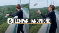 Video seorang pria bermain lempar handphone di atas jembatan mengundang perhatian.