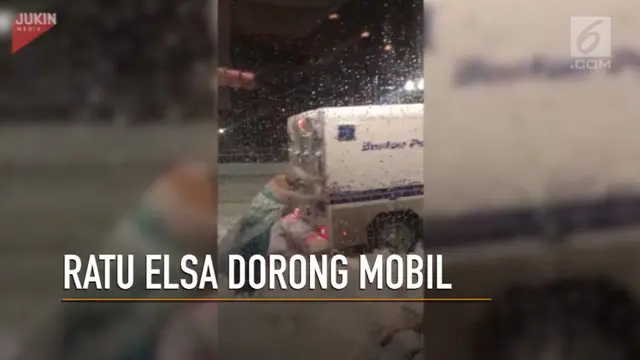 Seorang pria berkostum ratu elsa membantu mendorong mobil Polisi yang terjebak salju.