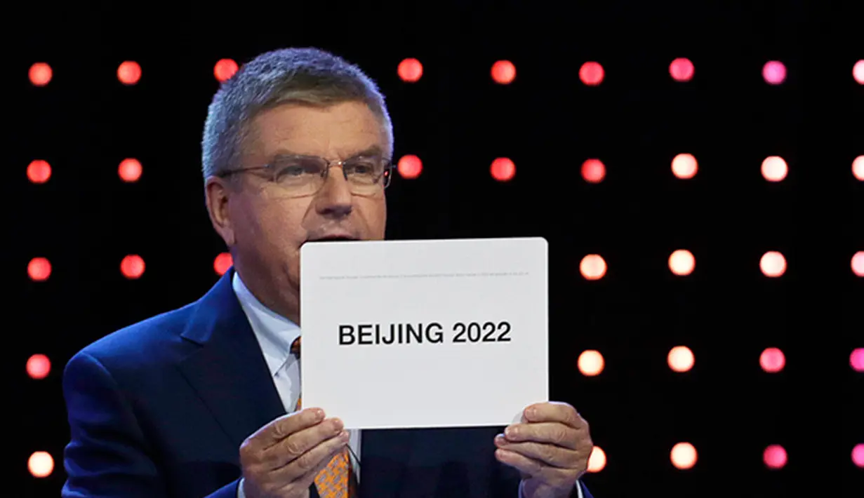 Presiden IOC, Thomas Bach mengumumkan Beijing sebagai pemenang bidding tuan rumah Olimpiade Musim Dingin 2022 di Kuala Lumpur, Malaysia, Jumat (31/7/2015). Pada pemilihan Beijing berhasil mengalahkan Almaty, Kazazhstan. (EPA/Fazry Ismail)