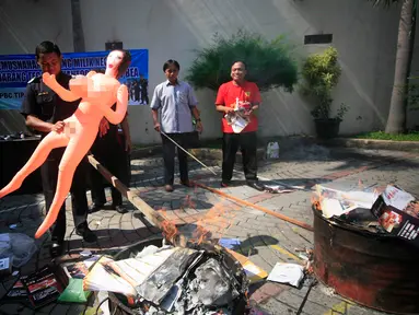 Petugas membakar sex toys pada pemusnahan barang milik negara hasil penindakan 2015-2016 di Bea dan Cukai Yogyakarta, (24/5). Barang bukti lain di musnahkan seperti air soft gun,replika senjata api, majalah dewasa, dll. (Liputan6.com/Boy harjanto)