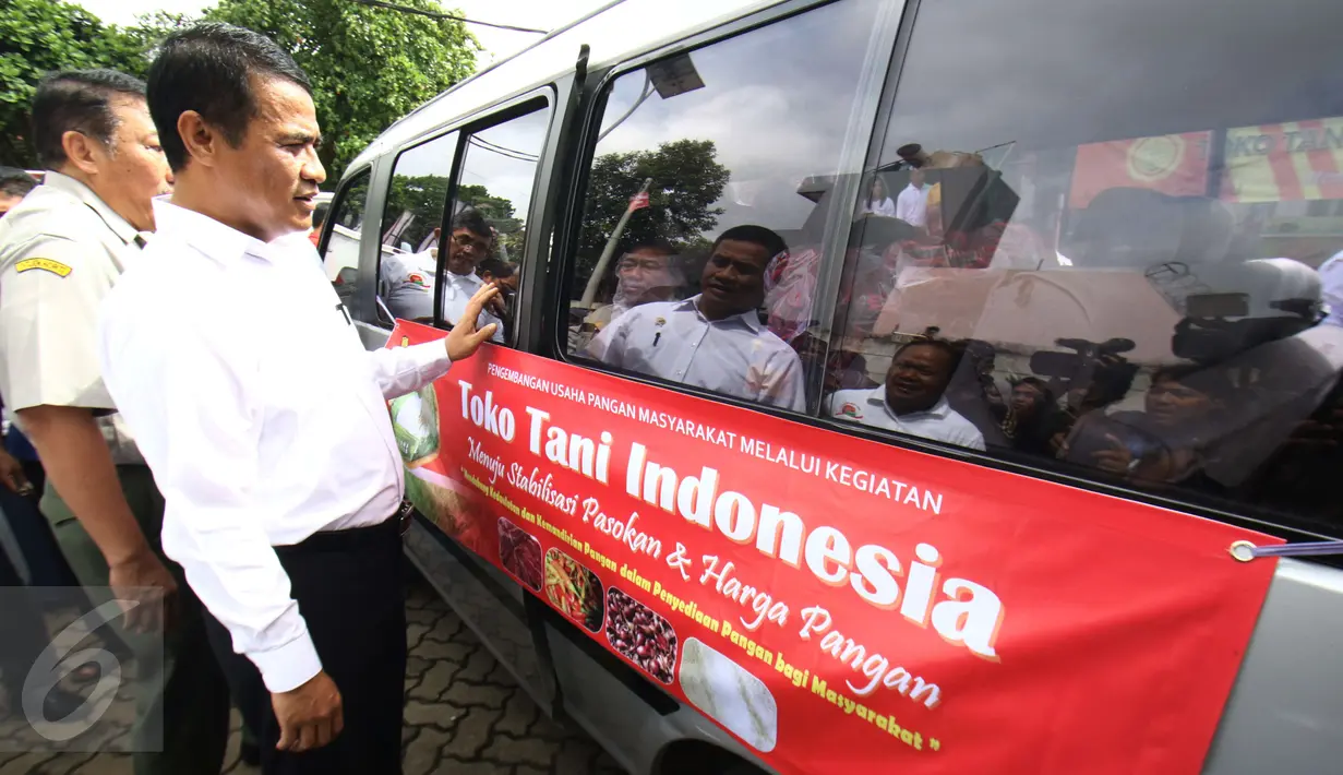 Menteri Pertanian Andi Amran Sulaiman melihat kendaraan Toko Tani Indonesia di TTI Center, Jakarta Selatan, Senin (6/2). Kementan melakukan pengiriman perdana komoditas pangan strategis ke 22 TTI yang tersebar di Jakarta. (Liputan6.com/Helmi Afandi)