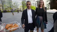 Walikota London terpilih Sadiq Khan ditawarkan roti saat ia tiba untuk hari pertamanya bekerja di Balai Kota di London, Inggris Pria 45 tahun ini merupakan Wali Kota Muslim Pertama di London dan kedua di Eropa. (REUTERS / Hannah McKay)