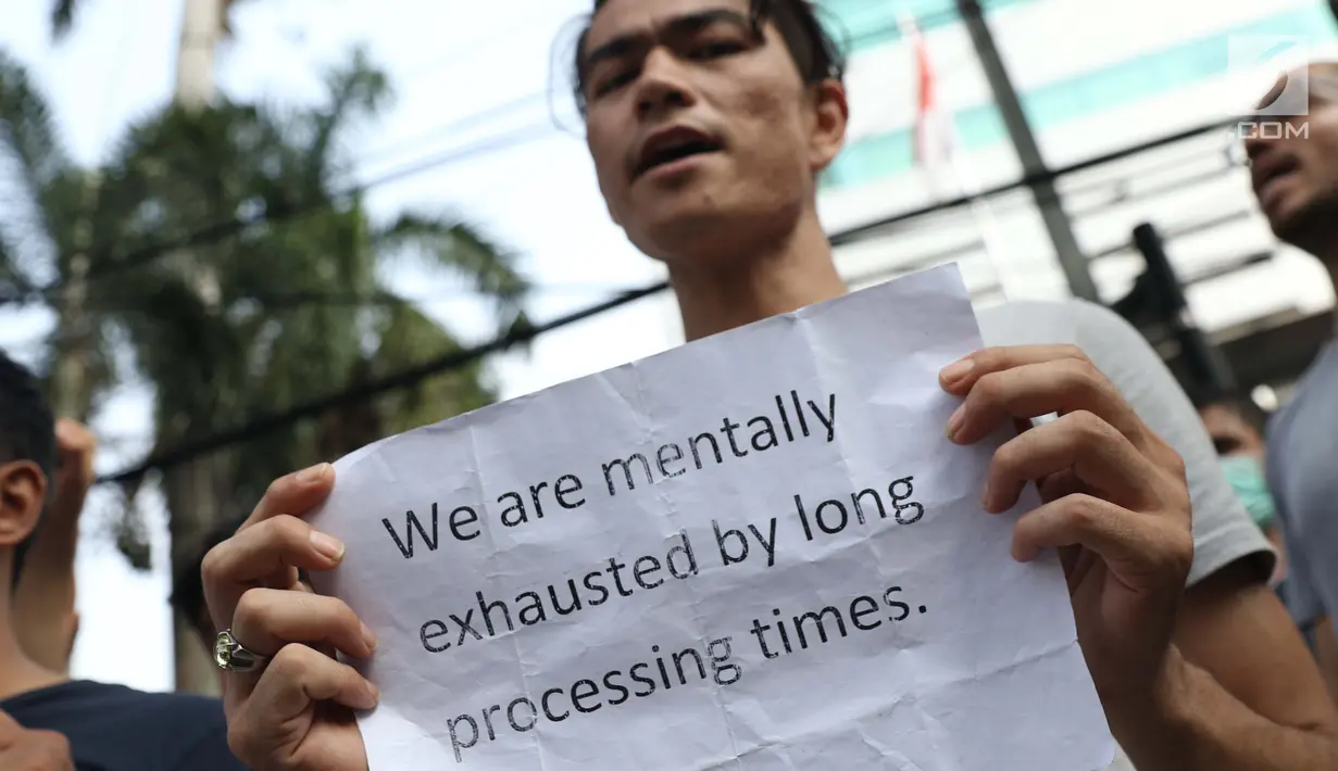 Pengungsi dari negara-negara berkonflik melakukan unjuk rasa di depan Kantor UNHCR, Jalan Kebon Sirih, Jakarta, Selasa (30/7/2019). Pengungsi yang rata-rata belum berkeluarga tersebut mendesak pihak UNHCR segera memproses surat ijin menuju negara tujuan mereka. (Liputan6.com/Helmi Fithriansyah)