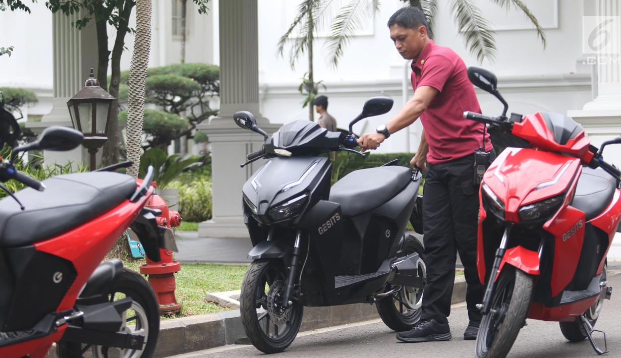 Paspampres memarkirkan motor Gesits di Halaman Istana Merdeka, Jakarta, Rabu (7/11). Motor ini akan dibekali baterai jenis Lithium Ion yang memiliki daya kapasitas hingga 5.000 WH dengan waktu pengisian antara 3 sampai 4 jam. (Liputan6.com/Angga Yuniar)