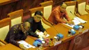 Tjahjo Kumolo (tengah), bersama Andi Widjajanto (kiri) dan pemilik apartemen Supriansyah  saat rapat dengar pendapat dengan Komisi III di Gedung Nusantara II, komplek parlemen, Jakarta, Senin (16/02/2015). 