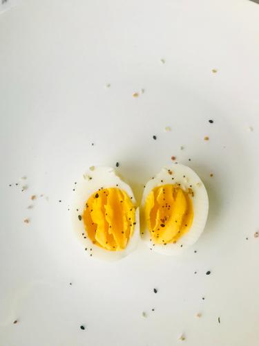 034981100_1592376550-sliced-boiled-egg-on-white-plate-806457