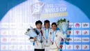 Atlet panjat tebing Indonesia sekaligus juara pertama, Raharjati Nursyamsa berfoto bersama dengan atlet panjat tebing China, Wang Xinshang (kiri) dan atlet panjat tebing Indonesia, Kiromal Katibin saat podium nomor speed putra Kejuaraan Dunia Panjat Tebing IFSC 2023 seri Jakarta melawan atlet panjat tebing China, Xinshang Wang di Lot 6, Kompleks Stadion Utama Gelora Bung Karno, Jakarta, Indonesia, Minggu (07/05/2023). Raharjati berhasil mencatatkan waktu 5,11 detik. (Bola.com/Bagaskara Lazuardi)