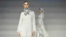 Selain peragaan busana, JMFW juga memperkenalkan keindahan wastra dan tren lokal Indonesia sebagai inspirasi global serta membuka peluang bagi desainer muda dan UMKM. Tampak dalam foto, model-model memamerkan karya desainer mode Indonesia Khanaan selama Jakarta Muslim Fashion Week, Kamis 6 November 2025. (AP Photo/Tatan Syuflana)