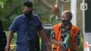 Mantan anggota DPRD Kota Bandung, Kadar Slamet berjalan akan menandatangani surat perpanjangan penahanan di Gedung KPK, Jakarta, Rabu (13/5/2020). Kadar tertangkap terkait dugaan korupsi pengadaan tanah untuk RTH di lingkungan Pemerintah Kota Bandung Tahun 2012-2013. (merdeka.com/Dwi Narwoko)