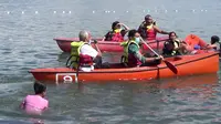 Menteri Pariwsata dan Ekonomi Kreatif (Menparekraf) Sandiaga Uno mencoba bermain kano di Danau Toba