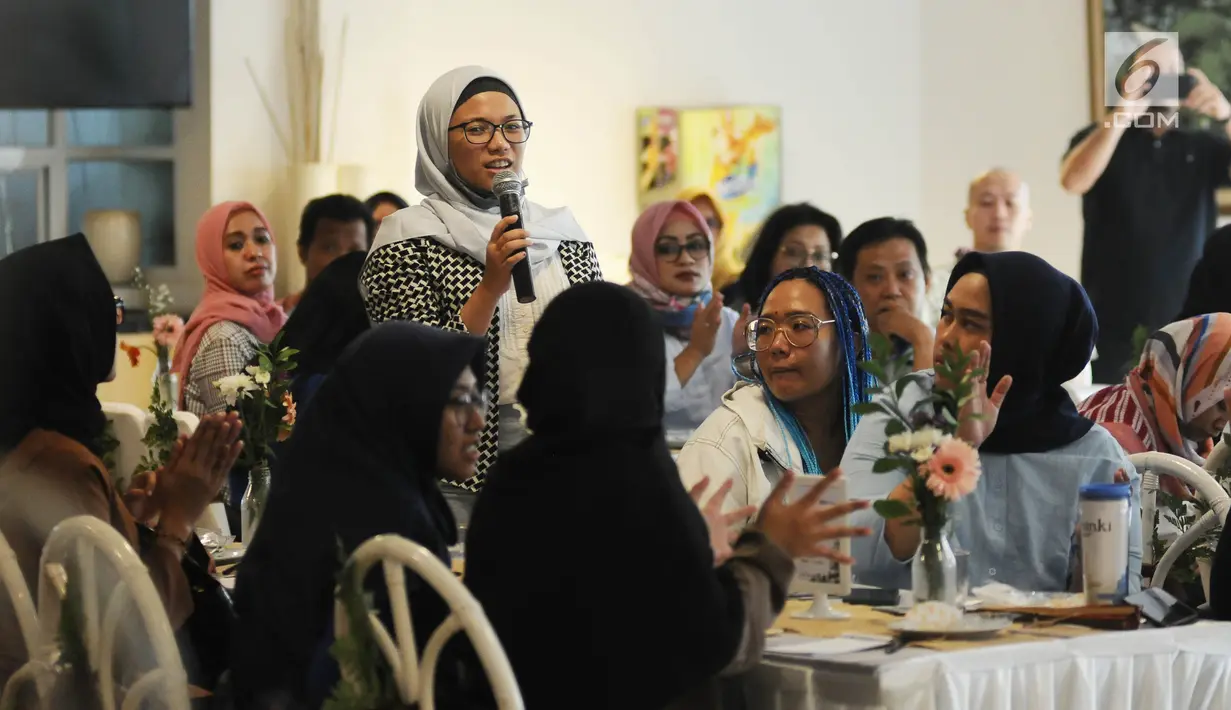 Peserta mengajukan pertanyaan dalam diskusi 'Berbagi Cerita: Saling Dukung dan Peduli Kesehatan Jiwa' di Jakarta, Sabtu (27/4). Kegiatan ini mengundang pasien dan keluarga, professional kesehatan jiwa dan masyarakat awam yang peduli kesehatan jiwa. (Liputan6.com/Herman Zakharia)