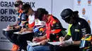 Sejumlah pembalap MotoGP termasuk Francesco Bagnaia (kedua kanan) menggambar Sirkuit Buddh dengan mata tertutup menjelang MotoGP India 2023 pada 21 September 2023. (AFP/Money Sharma)