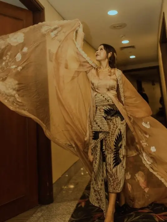 Nadin Amizah menjadi salah pengisi acara di FFI tahun ini, ia tampak anggun mengenakan kebaya bernuasa nude karya Era Soekamto. Berkain batik  Iwan Tirta dari koleksi Dewi Motik. (@cakecaine)