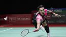 Pebulu tangkis tunggal putra Indonesia Jonatan Christie berusaha mengembalikan kok ke arah Shi YU Qi dari China pada pertandingan semifinal Indonesia Masters 2023 di Istora Senayan, Jakarta, Rabu (25/1/2023). Di final Indonesia Masters 2023, Jojo akan menghadapi pemenang antara pemain Indonesia lainnya, Chico Aura Dwi Wardoyo dengan Ng Ka Long Angus dari Hong Kong. (AP Photo/Achmad Ibrahim)