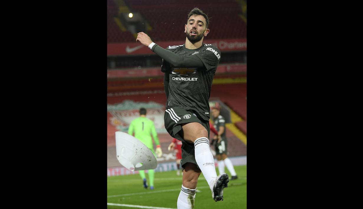 Bruno Fernandes terlihat tampak tak senang dengan keputusan pelatih yang menggantikannya pada laga krusial melawan Liverpool. (Foto: AP/Pool/Michael Regan)