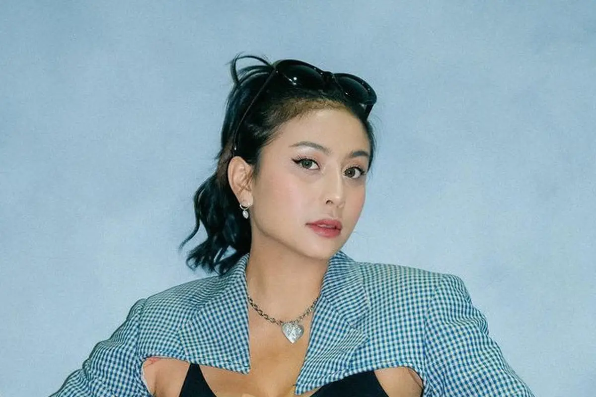 OOTD Awkarin Kenakan Kain Batik