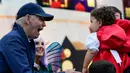 Presiden Amerika Serikat Joe Biden dan Ibu Negara Jill Biden memberikan suguhan kepada anak-anak saat perayaan Halloween di South Lawn Gedung Putih, Washington, Amerika Serikat, 31 Oktober 2022. Presiden dan Ibu Negara menjamu anak-anak petugas pemadam kebakaran, perawat, polisi, dan anggota Garda Nasional di Gedung Putih untuk melakukan trik-or-treat. (AP Photo/Alex Brandon)
