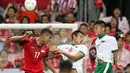 Pemain Singapura U-23, Irfan Fandi Ahmad (kiri), selalu dijaga ketat pemain-pemain Indonesia U-23. (Bola.com/Arief Bagus)