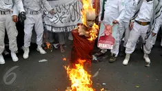 Massa yang tergabung dalam Forum Umat Islam menggelar aksi di depan Kedubes Myanmar, Jakarta, Rabu (27/5/2015). Mereka mengecam Biksu Ahsin Wirathu yang membantai etnik Rohingya. (Liputan6.com/Johan Tallo)