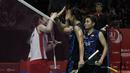 Ganda putri Indonesia, Greysia Polii / Apriyani Rahayu, bersalaman usai dikalahkan ganda Jepang pada Indonesia Masters 2019 di Istora Senayan, Jakarta, Sabtu (26/1). Greysia / Apriyani gagal ke final. (Bola.com/Yoppy Renato)