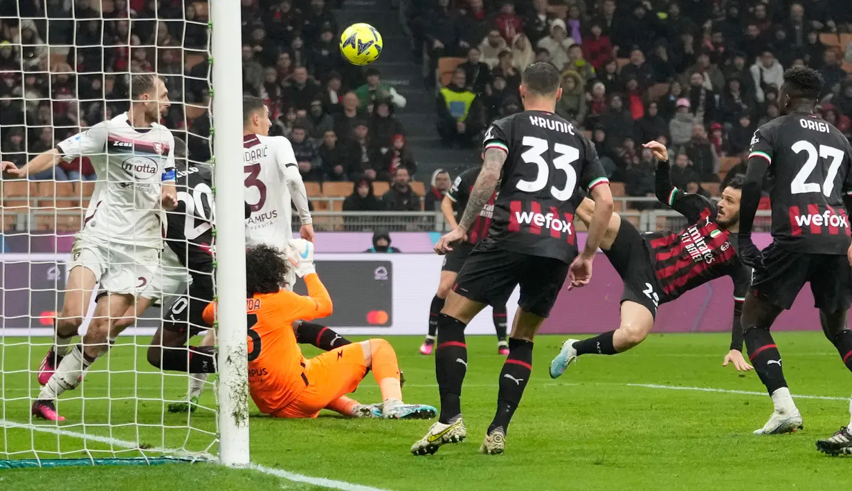 Pemain AC Milan Alessandro Florenzi (kedua kanan) menendang bola ke gawang Salernitana pada pertandingan sepak bola Serie A Liga Italia di Stadion San Siro, Milan, Italia, 13 Maret 2023. Pertandingan berakhir imbang dengan skor 1-1. (AP Photo/Luca Bruno)