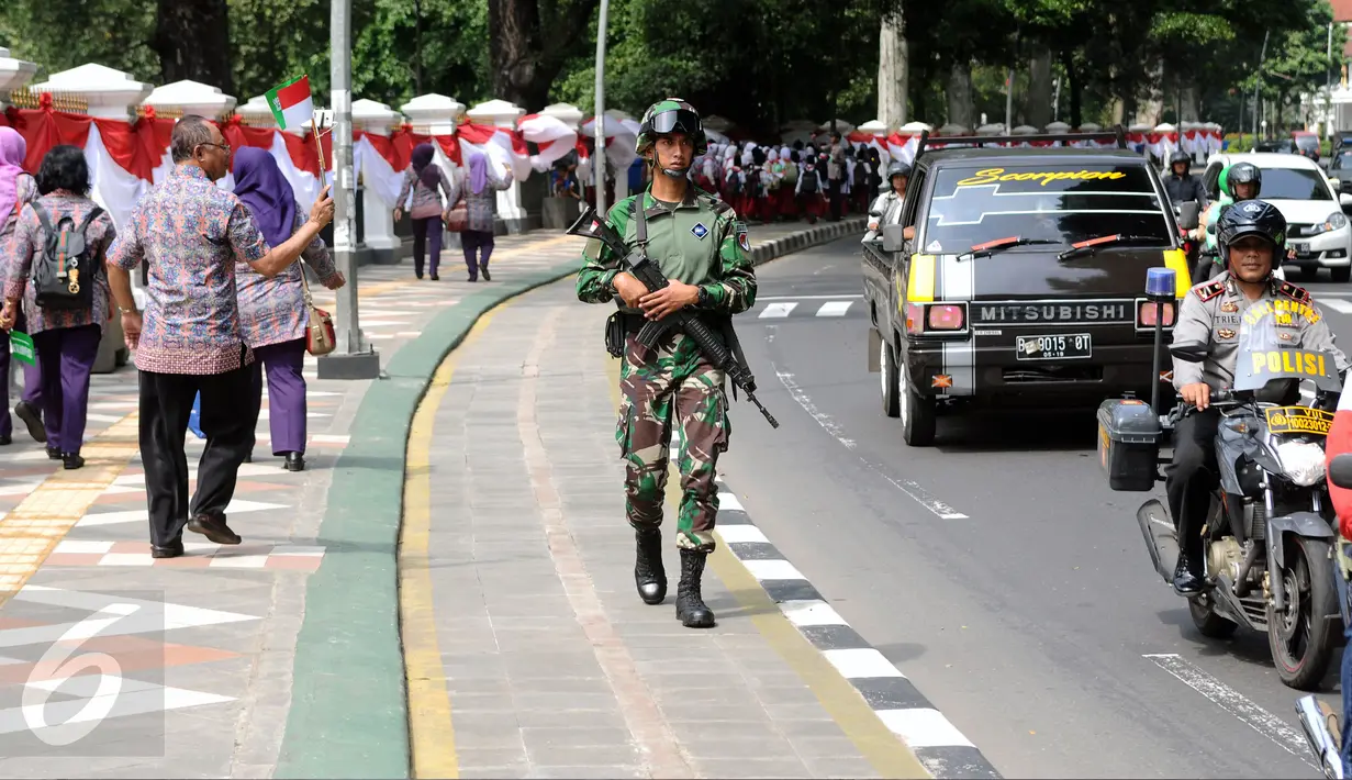 Personel TNI bersenjata lengkap melakukan patrol di luar pagar Istana Bogor, Rabu (1/3). Jelang kedatangan Presiden Joko Widodo dan Raja Arab Saudi, Salman bin Abdulaziz pengamanan Kota Bogor diperketat. (Liputan6.com/Helmi Fithriansyah)