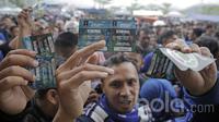 Antrean penonton pendukung Persib Bandung di Stadion SI Jalak Harupat jelang laga semifinal leg kedua Piala Presiden 2017 antara Persib Bandung vs Pusamania Borneo FC, Minggu (5/3/2017).  (Bola.com/Peksi Cahyo)
