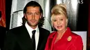 <p>Ivana Trump dan Rossano Rubicondi menghadiri acara yang mengumumkan rencana Ivana Trump Las Vegas di Fizz, New York City, Amerika Serikat, 17 Agustus 2005. Ivana menikah sekali lagi dengan aktor Italia Rossano Rubicondi pada April 2008, namun bercerai kurang dari setahun setelah menikah di Palm Beach, Florida. (Paul Hawthorne/Getty Images North America/Getty Images via AFP)</p>