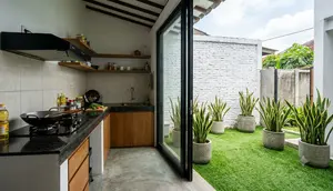8 Desain Dapur dengan Taman Kering yang Mudah Dirawat, Inspirasi Rumah Tropis Modern