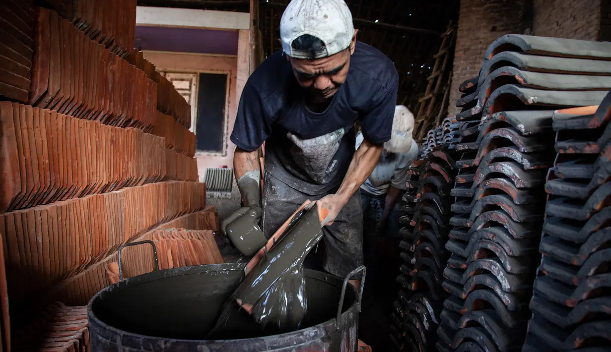 Untuk diketahui, wilayah Jatiwangi yang terletak di Kabupaten Majalengka yang berjarak hampir 200 kilometer dari Jakarta, dikenal sebagai pusat produksi genteng tanah liat terbesar di Indonesia. (Aditya Irawan/AFP)