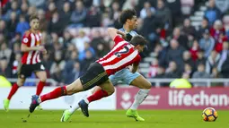 Pemain Manchester City, Leroy Sane (kanan) berusaha mengambil bola dari kejaran pemain Sunderland, Billy Jones (kiri) pada lanjutan Premier League di Stadium of Light, Sunderland, (5/3/2017). Manchester City menang 2-0.  (Owen Humphreys/PA via AP)