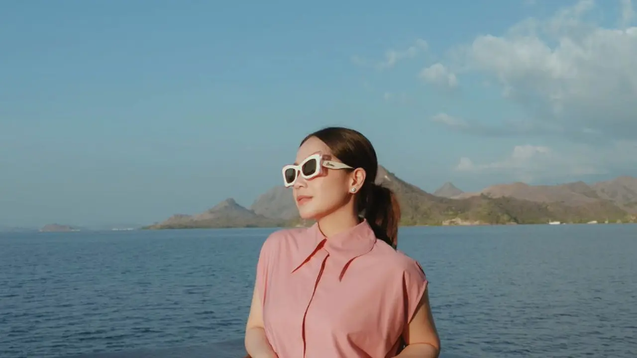 Nagita Slavina Liburan di Labuan Bajo. [@raffinagita1717]