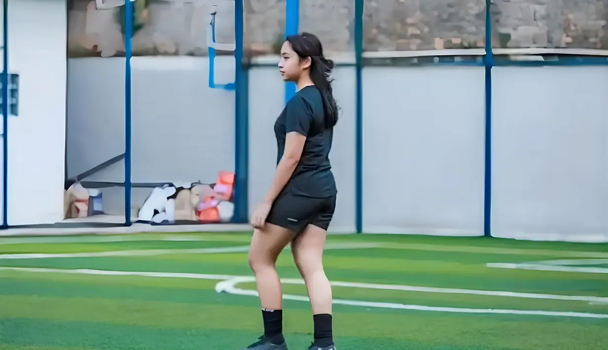 Khirani sengaja mengikat rambut panjangnya, sepatu dan jersey berwarna senada membuatnya terlihat jago sepakbola. (Liputan6.com/IG/@mayangsari_official)