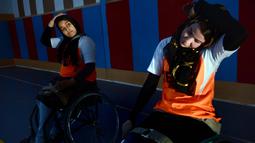 Dua orang pemain dari tim basket kursi roda, Kahkashan sedang melakukan pemanasan sebelum bertanding di Provinsi Herat, Afghanistan, Minggu (29/11/2015). (AFP Photo/Aref Karimi).
