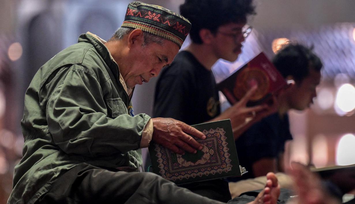 Bagi umat muslim, Ramadan merupakan bulan suci yang penuh keberkahan, ampunan dan rahmat serta kasih sayang dari Allah SWT. (BAY ISMOYO/AFP)