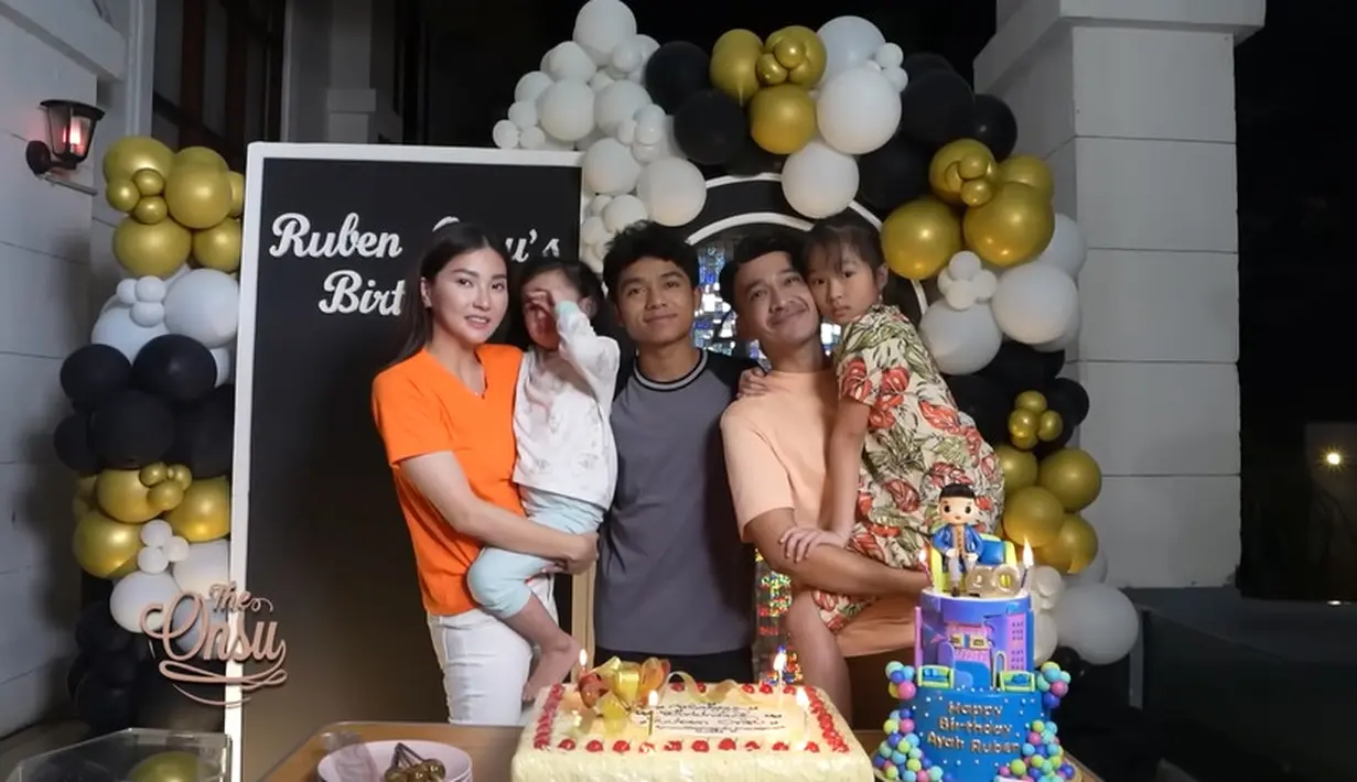 Di ulang tahunnya kali ini, Ruben Onsu mengaku mendapatkan hadiah telepon genggam canggih yang telah lama diinginkan. Ruben salut dengan sang istri yang bisa mendapatkan apa yang diinginkan. [Youtube/The Onsu Family]