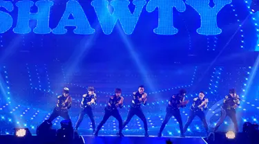 Super Junior kembali menyapa penonton--khususnya penggemarnya yang disebut ELF--dengan suguhan konser 'Super Show 6' di Indonesia Convention Exhibition (ICE), BSD, Tangerang, Minggu (3/5/2015). (Liputan6.com/Faisal R Syam)