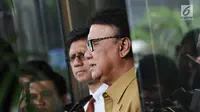 Mendagri Tjahjo Kumolo (kanan) bersama Wakil Ketua KPK Laode M Syarif memberi keterangan usai melakukan pertemuan di Gedung KPK, Jakarta, Senin (26/2). Tjahjo mengaku kedatangannya memenuhi undangan pimpinan KPK. (Liputan6.com/Helmi Fithriansyah)