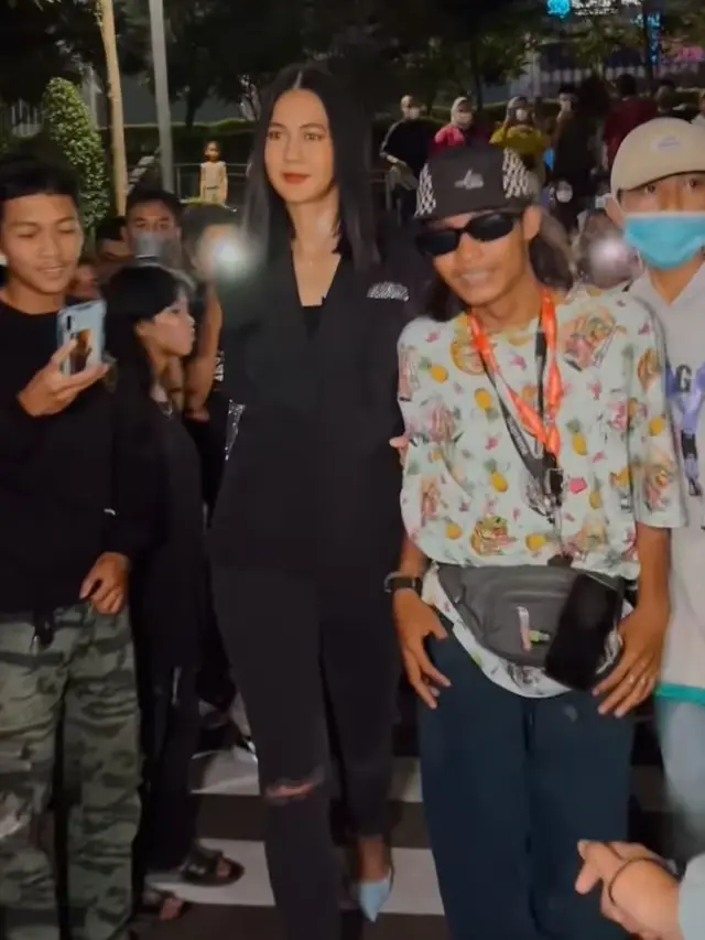 8 Potret Paula Verhoeven Jadi Cewek Mamba Saat Melenggang di Citayam Fashion Week Bareng Bonge