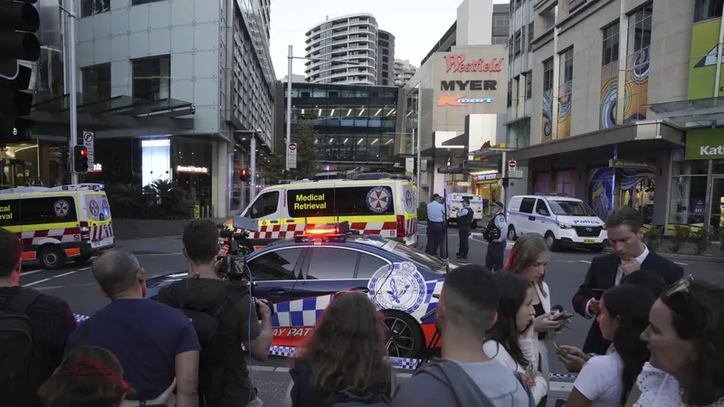 Orang-orang berkerumun di luar Westfield Shopping Centre atau Westfield Bondi Junction di timur Sydney, Australia setelah insiden penikaman. (AFP/Rick Rycroft)