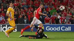 Kiper Moldova, Ilie Cebanu, hanya melihat bola yang meluncur masuk ke gawangnya lewat sepakan Gareth Bale pada Kualifikasi Piala Dunia 2018 di Stadion Cardiff City Stadium, Cardif, Wales Selatan, (6/9/2016) dini hari WIB. (AFP/Geoff Caddick)