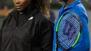 Venus Williams (kanan) berfoto bersama lawan sekaligus adiknya Serena Williams sebelum pertandingan turnamen BNP Paribas Open di Indian Wells Tennis Garden, California (12/3). (AP Photo/Crystal Chatham)