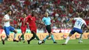Pemain Portugal, William Carvalho berusaha mengumpan bola dari kawalan dua pemain Italia pada pertandingan UEFA Nations League di Stadion Luz, Lisbon, Portugal, (11/9). Portugal tipis 1-0 atas Italia. (AP Photo/Armando Franca)